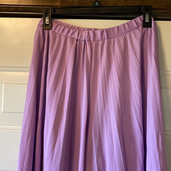 Medium Ambassador Lilac Pleated Split Skirt - Picture 2 of 10